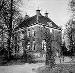 843142 Gezicht op de voor- en rechtergevel van het landhuis Weeresteyn (Zandpad 29) te Nieuwersluis.N.B. De foto is ...